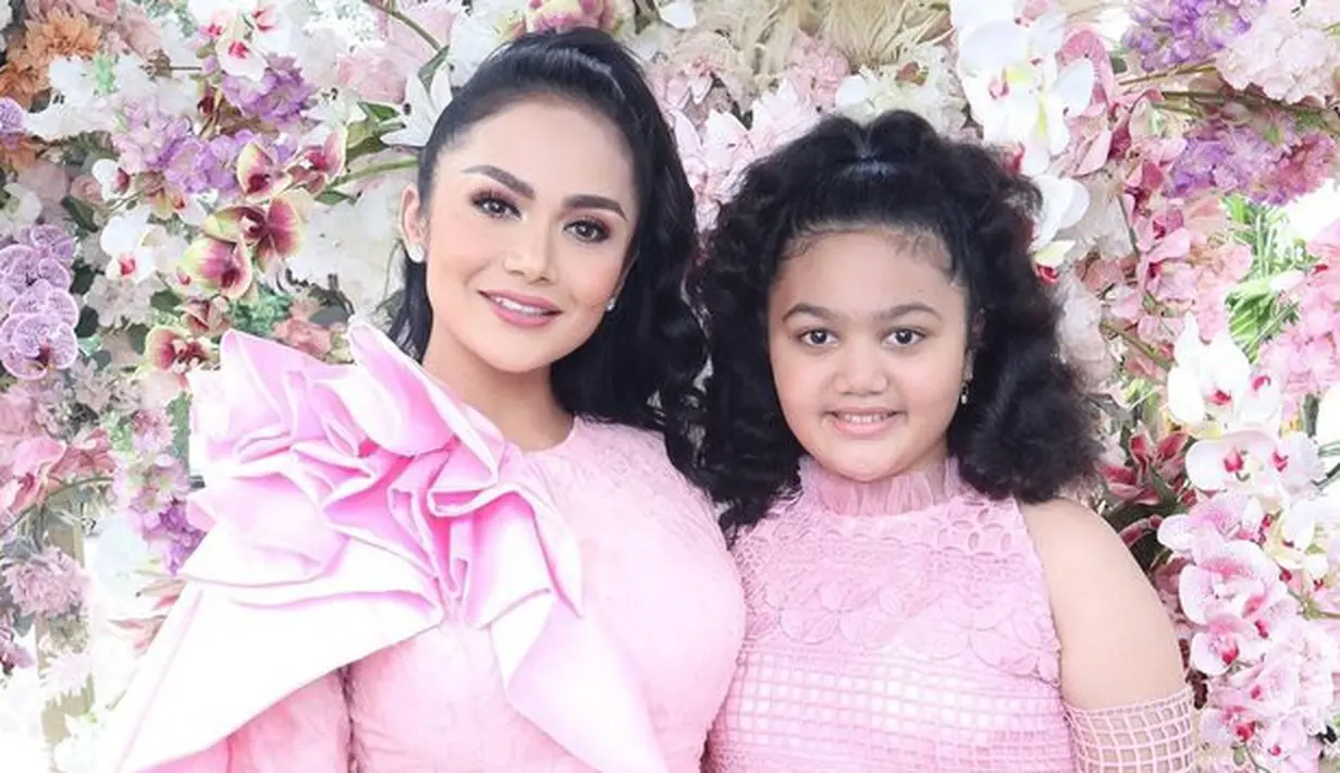 Sedangkan Krisdayanti terlihat lebih dramatis dengan aksen ruffle besar pada bagian lengan yang membuat tampilannya kian megah. (Foto: Instagram/ Ashanty)