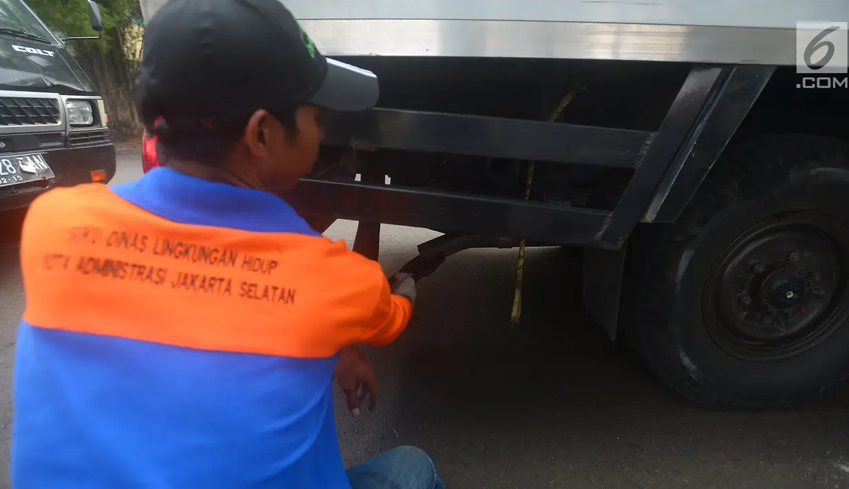 Petugas melakukan uji emisi gas buang kendaraan di Kalibata, Jakarta, Rabu (24/7). Uji emisi kendaraan di lakukan untuk kadar kualitas udara perkotaan, seiring meningkatnya volume kendaraan bermotor di kota-kota besar. (Merdeka.com/Imam Buhori)