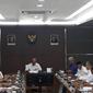 Menko PMK Muhadjir Effendy memimpin rapat mengenai revisi cuti bersama, Senin (9/3/2020). (Merdeka.com/ Ronald)