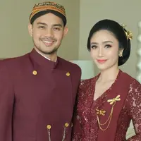 Febby Rastanty di Pernikahan sang Adik didampingi suami. [@febbyrastanty]