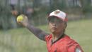Pemain Timnas Softball Putri, Monica, menangkap bola saat latihan di Lapangan Softball, GBK, Jakarta, Selasa (12/11). Sebanyak 17 atlet akan turun di SEA Games 2019 mendatang. (Bola.com/M Iqbal Ichsan)