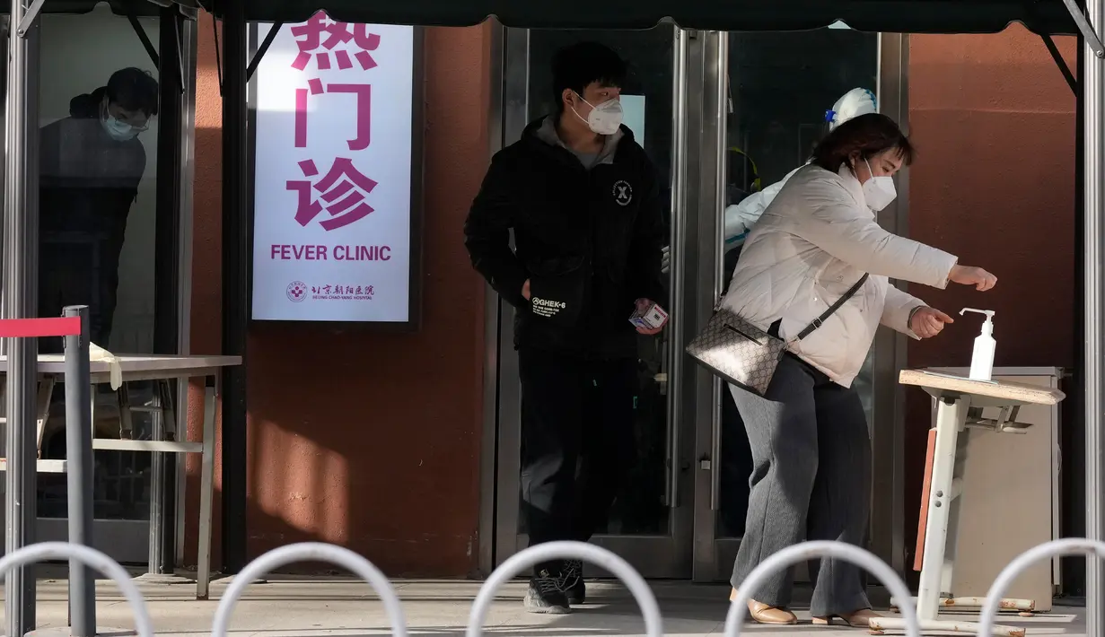 Pengunjung klinik mencari disinfektan, Beijing, China, Kamis (15/12/2022). Seminggu setelah China melonggarkan beberapa tindakan pengendalian COVID-19 yang paling ketat di dunia, ketidakpastian masih ada mengenai arah pandemi di negara dengan jumlah penduduk terpadat di dunia tersebut. (AP Photo/Ng Han Guan)