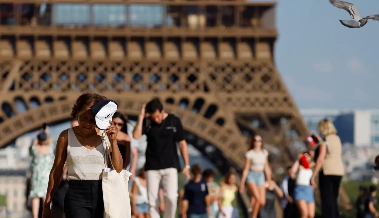 Otoritas Prancis menetapkan Paris dalam siaga merah untuk menghadapi cuaca panas yang ekstrem. (Ludovic MARIN/AFP)