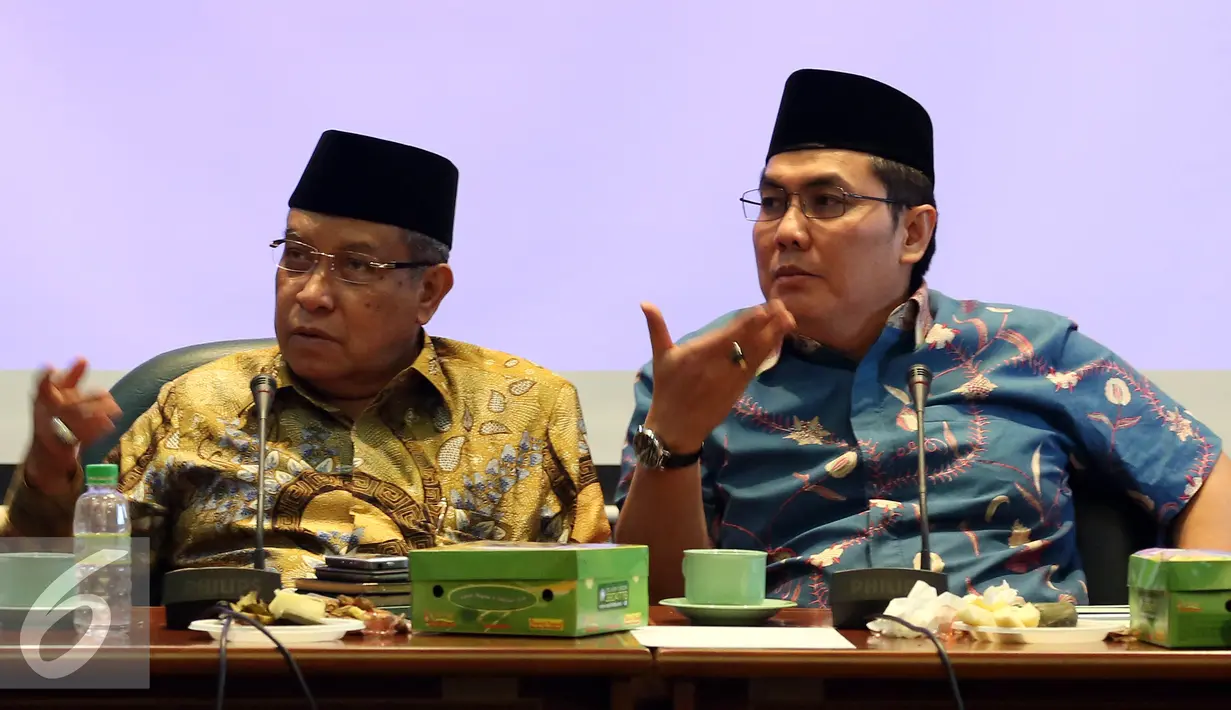 Ketua PBNU Said Aqil Siroj (kiri) memberikan keterangan pers usai melakukan rapat koordinasi internal di Kantor PBNU, Jakarta, Selasa (20/12). PBNU mendesak Pemerintah untuk menuntaskan kasus tenaga kerja asing di banten. (Liputan6.com/Johan Tallo) 