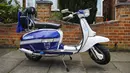 Vespa milik suporter Leicester City sedang diparkir dekat lapangan latihan tim di Leicester City, (3/5/2016). (Reuters/Darren Staples)