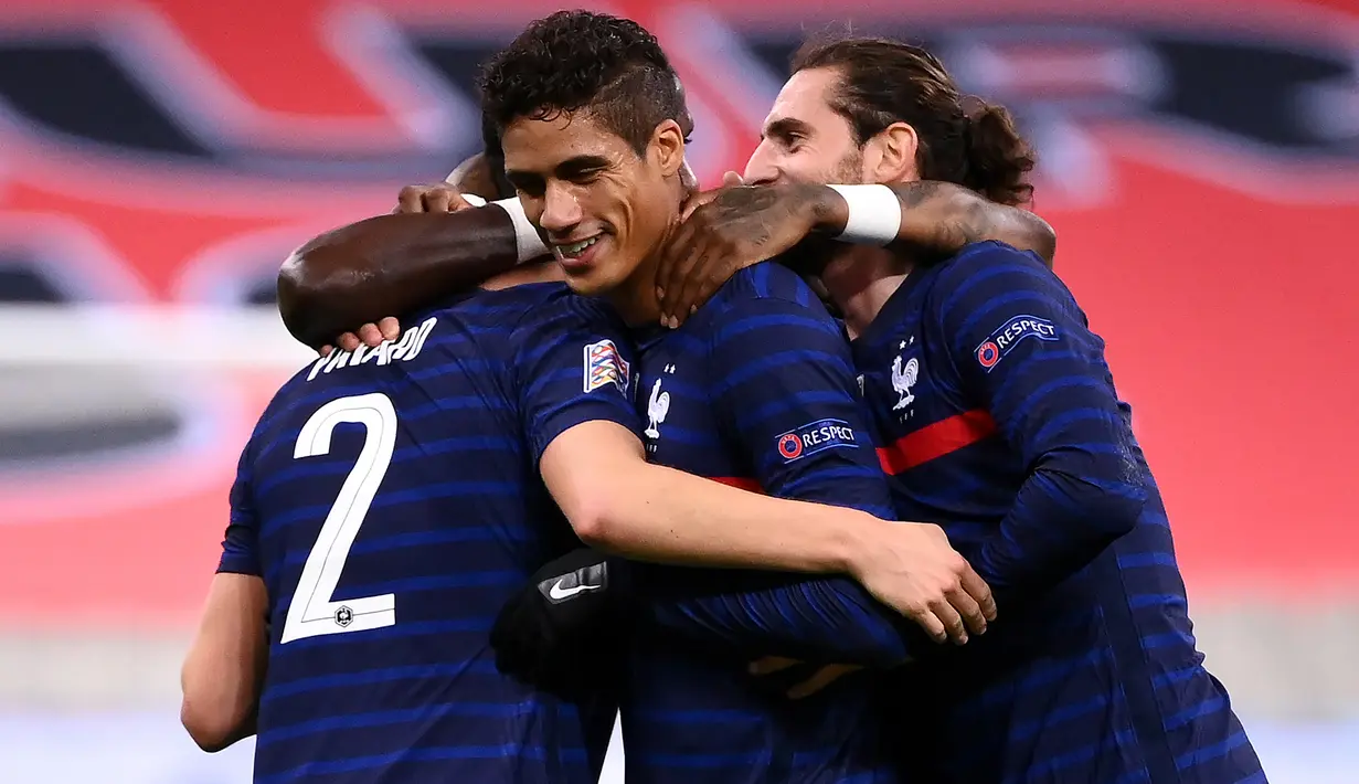 Bek Prancis, Benjamin Pavard, merayakan gol yang dicetaknya ke gawang Swedia pada laga lanjutan Grup 3 UEFA Nations League di Stade de France, Rabu (18/11/2020) dini hari WIB. Prancis menang 4-2 atas Swedia. (AFP/Franck Fife)