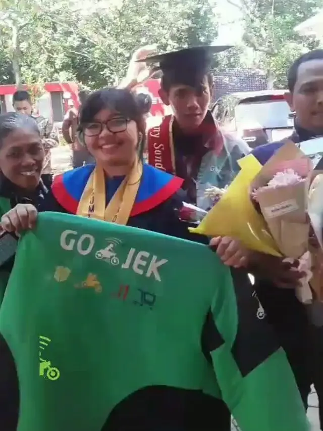 Mahasiswi Foto Pakai Jaket Ojol saat Wisuda, Kisah Perjuangan Ada di Baliknya