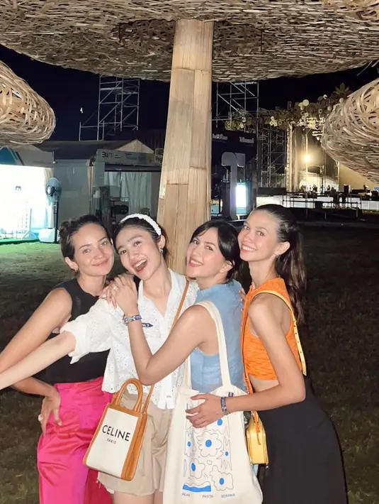 Memiliki kesamaan selera musik yang sama, BFF ini juga bersenang-senang saat nonton festival musik di Bali. [Foto: jscmila]