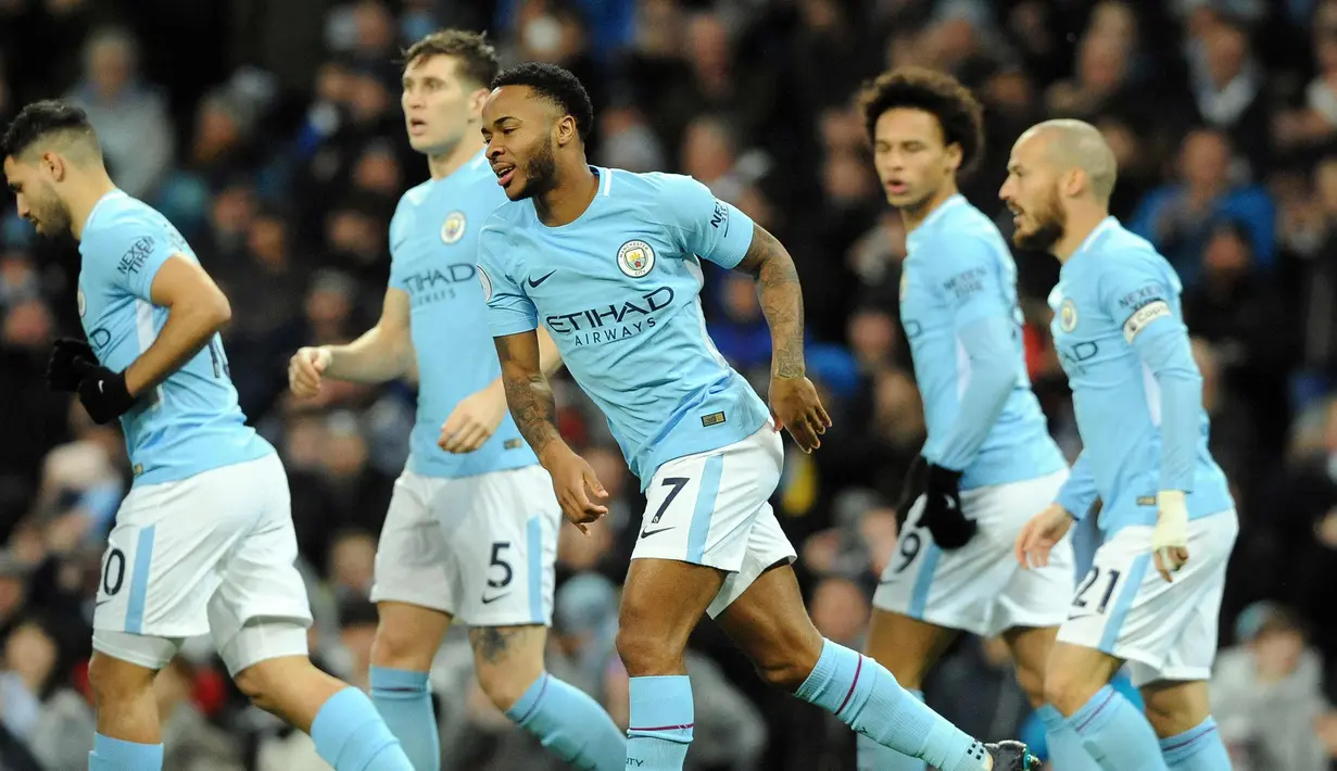 Penyerang Manchester City, Raheem Sterling (tengah) melakukan selebrasi usai mencetak gol ke gawang Watford pada lanjutan Liga Inggris di stadion Etihad, (2/1). Gol Sterling dicetaknya dalam waktu 38 detik setelah laga dimulai. (AP Photo / Rui Vieira)