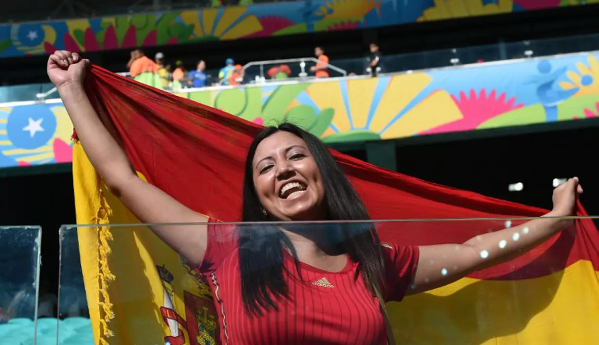 Suporter Spanyol terus membentangkan bendera kebangsaan mereka saat menyaksikan laga perdana Grup B Piala Dunia 2014 di Fonte Nova Arena, Salvador, Brasil, (14/6/2014). (AFP PHOTO/Javier Soriano)