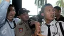 Salah satu tersangka yang terjaring dalam OTT di Bengkulu setelah dipindahkan dari ke Jakarta, Selasa (24/5). Dua dari enam orang tersangka merupakan hakim Pengadilan Negeri Tindak Pidana Korupsi di Bengkulu. (Liputan6.com/Helmi Afandi)