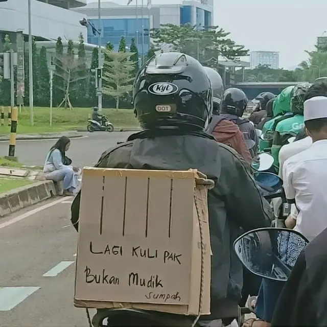 6 Potret Kocak Tulisan 'Bukan Mudik' Kurir Paket Ini Bikin Senyum Kecut