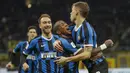 Para pemain Inter Milan merayakan gol yang dicetak oleh Nicolo Barella ke gawang Fiorentina pada laga Coppa Italia di Stadion San Siro, Rabu (29/1/2020). Inter Milan menang 2-1 atas Fiorentina. (AP/Luca Bruno)