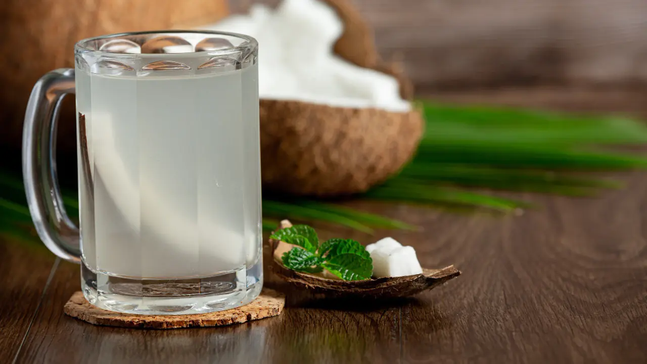 Pakar IPB ungkap alasan maksimal minum satu gelas air kelapa setiap hari. Foto: Freepik