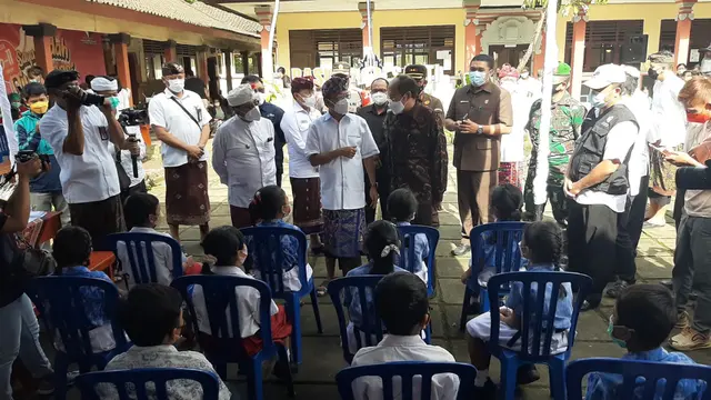Dokumentasi Dinkes Bali - Wayan Koster Gubernur Bali di SD 1 Besakih Karangasem