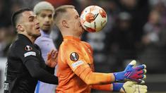 Barcelona harus puas bermain imbang 1-1 kontra Eintracht Frankfurt dalam partai leg pertama perempat final Liga Europa 2021/2022 yang dihelat di Deutsche Bank Park, Jumat (8/4/2022).  (AP/Michael Probst)