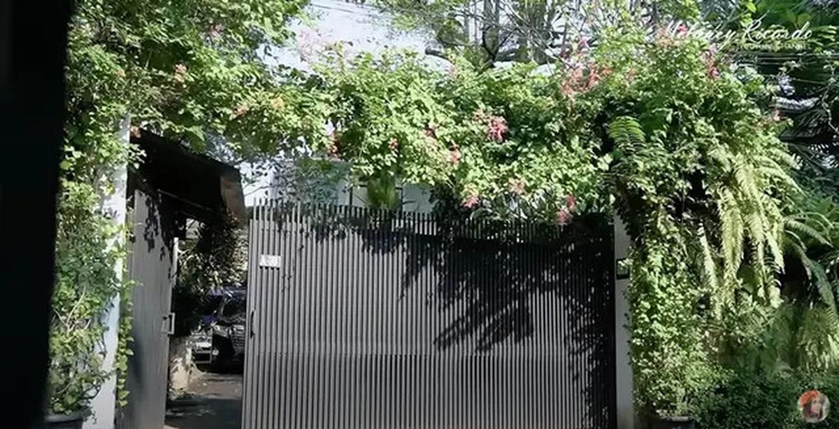 9 Potret Teras dan Taman di Rumah Yuni Shara, Nuansa Tropis yang Asri dan Estetik