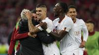 Sejumlah pemain AS Roma menghampiri pelatih, Jose Mourinho setelah berhasil menahan imbang Bayer Leverkusen dengan skor 0-0 di BayArena, Jumat (19/05/2023) dini hari WIB. AS Roma ke final usai unggul agregat dengan skor 1-0. Di final 31 Mei nanti di Budapest, Hungaria, AS Roma akan bersua Sevilla. (AP Photo/Martin Meissner)