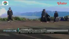 Puluhan seniman tari di Lumajang, Jawa Timur, menggelar pertunjukan tari di Puncak Gunung Bromo.