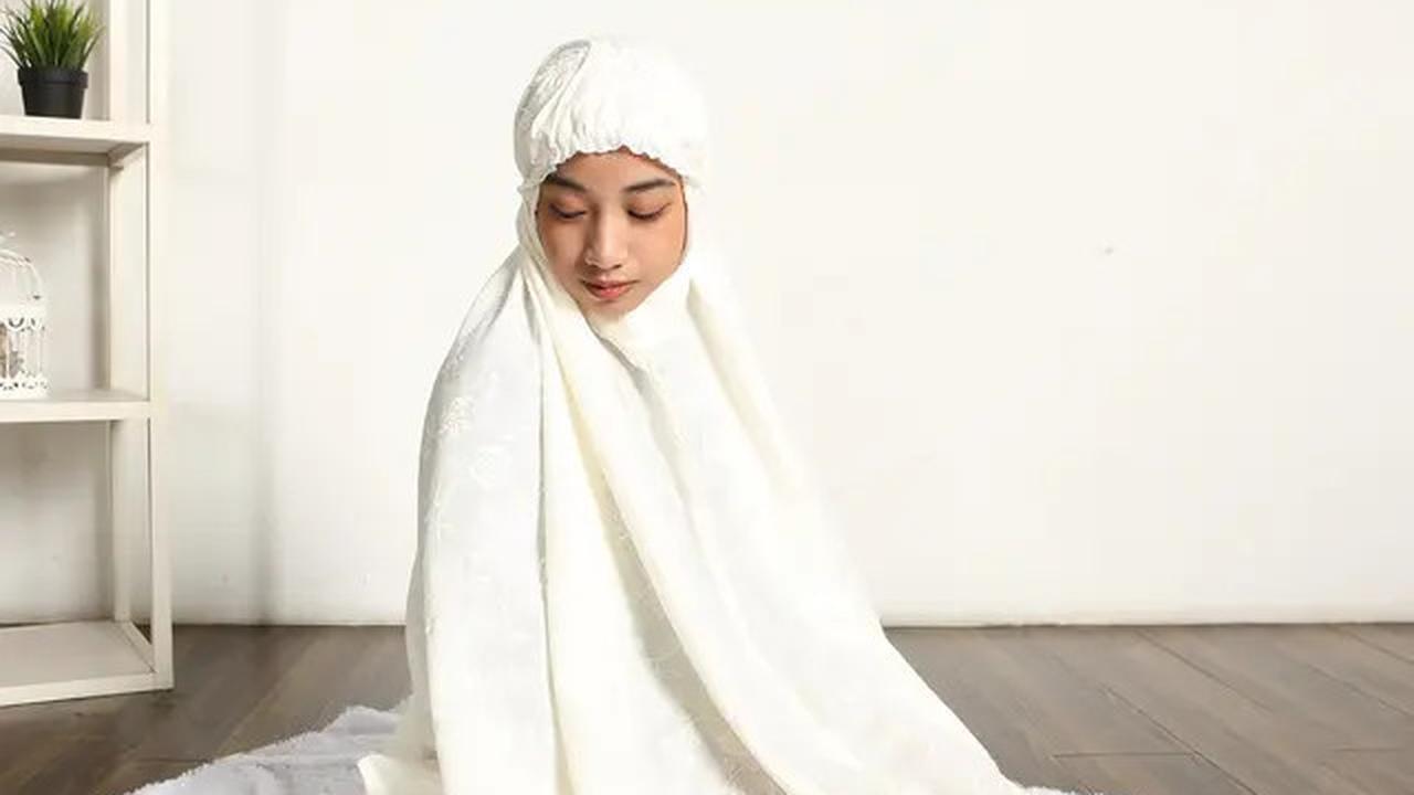 Wanita Sholat Tanpa Pakaian Dalam, Bolehkah? Simak Penjelasan Hukumnya