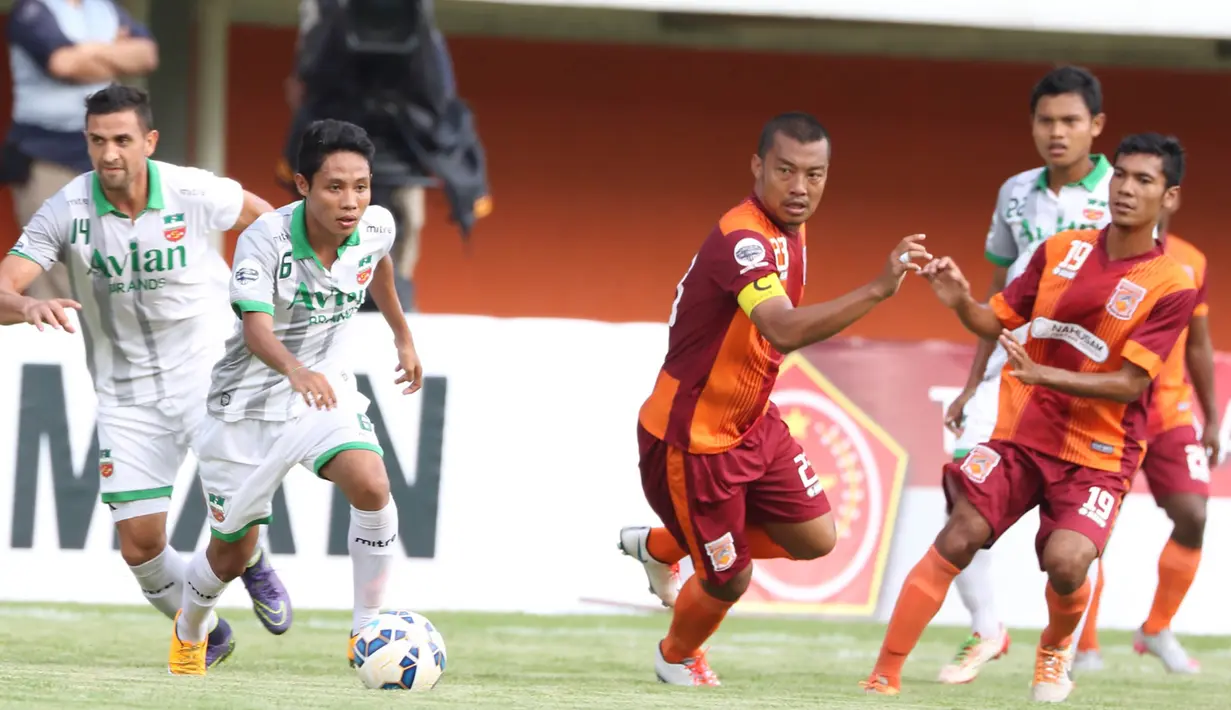 Pemain Surabaya United, Evan Dimas, berusaha mengatur serangan ke gawang Pusamania Borneo FC pada babak 8 besar Piala Jenderal Sudirman di Stadion Maguwoharjo, Sleman, Minggu (13/12/2015). (Bola.com/Nick Hanoatubun)