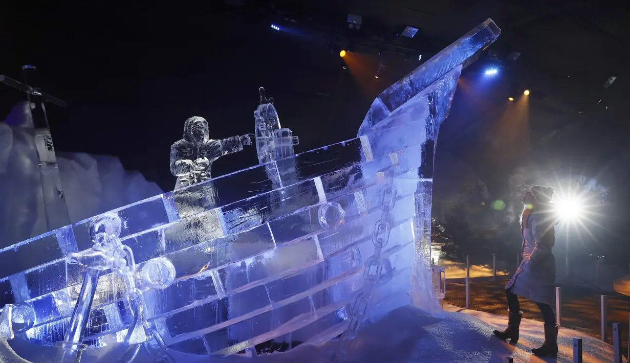 Kapal yang terbuat dari es di kerajaan es Hyde Park Winter Wonderlands Magical Ice, London, Kamis (17/11). Hyde Park Winter Wonderlands Magical Ice dibuka untuk memeriahkan musim dingin di Inggris. (Reuters/stefan wermuth)