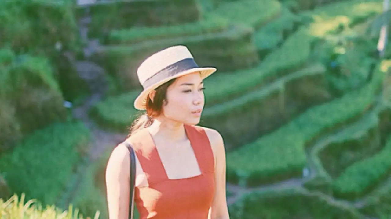 Ayla Dimitri, salah satu beauty enthusiast membagi tips-nya agar kulitnya tetap cantik dan segar saat traveling.