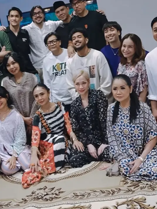 Andien Aisyah terlihat nyaman dengan setelan kemeja print dan celana stripe ungu bernuansa cerah. Sementara Vinna Panduwinata kenakan kaftan print bermotif mirip Batik [@itsmebcl]