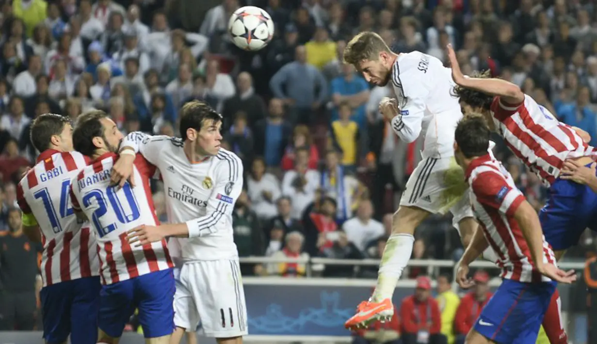 Gol yang ditunggu-tunggu fans Madrid baru tercipta pada menit ketiga injury time babak kedua. Bek Sergio Ramos menjadi penyelamat ketika menanduk umpan sepak pojok Luka Modric (AFP PHOTO/MIGUEL RIOPA)