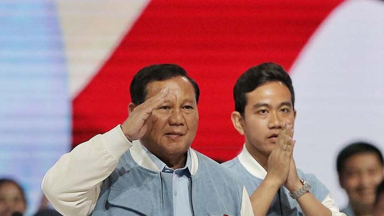 Sementara, calon presiden nomor urut 2 Prabowo Subianto memasuki panggung debat dengan memberikan hormat. Foto: Liputan6.com/Angga Yuniar