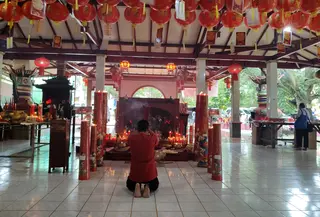 Ratusan umat Tionghoa datang ke Vihara Gayatri, Cilangkap, Tapos, Kota Depok, Jawa Barat, untuk beribadah merayakan Tahun Baru Imlek 2026. (Liputan6.com/Rio Ferdinand Muhammad Eka Putra)