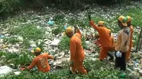 Puluhan petugas membersihkan tumpukan sampah dari Kali Cikarang, Desa Sukaringin, Sukawangi, Kabupaten Bekasi (Liputan6.com/Bam Sinulingga)