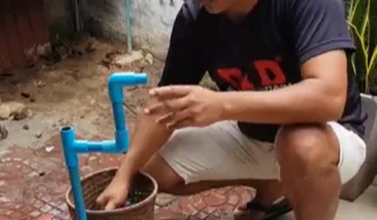 8. Lalu masukkan pipa siku yang menghadap ke atas ke dalam pipa tiga arah.
