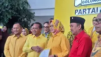 Partai Golkar resmi memberikan surat rekomendasi kepada Airin Rachmi Diany dan Ade Sumardi untuk maju Pemilihan Gubernur (Pilgub) Banten 2024. Ketua Umum Partai Golkar Bahlil Lahadalia menyerahkan surat rekomendasi kepada Airin-Ade di Kantor DPP Partai Golkar Jakarta, Selasa (27/8/2024). (Liputan6.com/Lizsa Egaham)