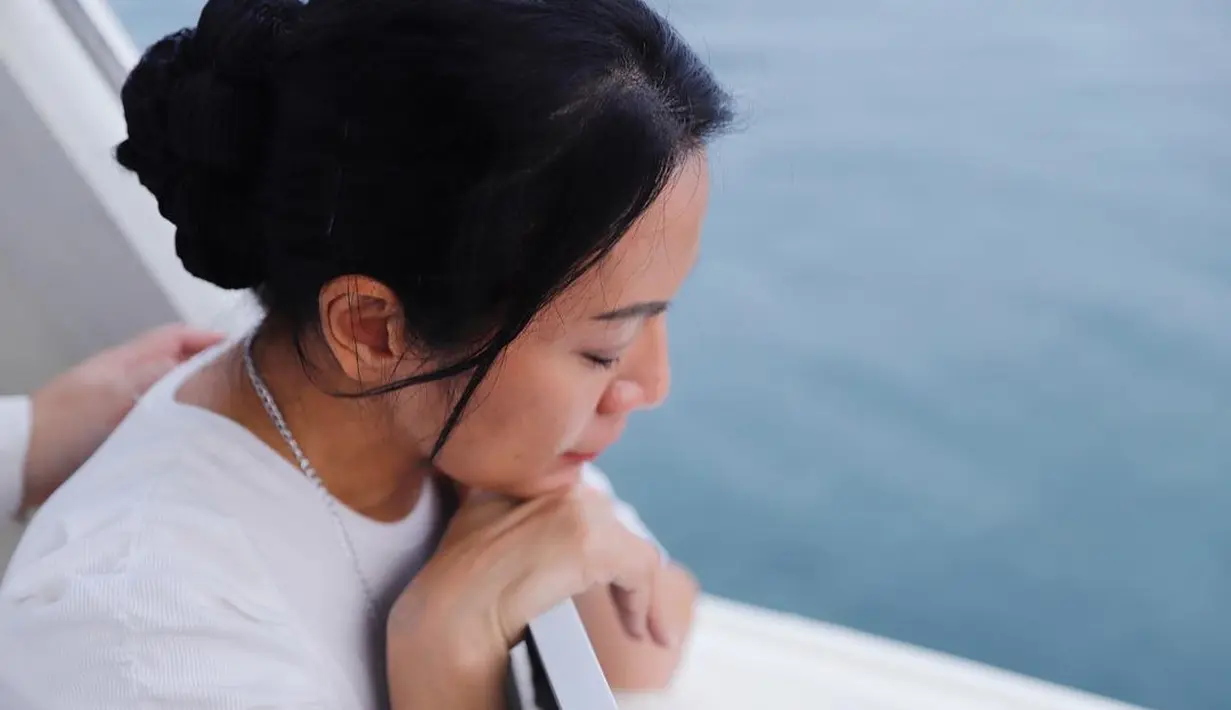 Beberapa saat setelah jasad sang suami, Reza Gunawan, dikremasi, Dewi Lestari atau Dee Lestari menulis catatan yang diunggah ke akun Instagram terverifikasinya, dengan tajuk, “Catatan Kecil dari Perabuan seorang Manusia Besar.” Ia mengaku tak pernah membayangkan melihat tubuh manusia pascakremasi. Belum pernah mengalami, apalagi menyangkut orang terdekat. Ia tak mampu mengantisipasi perasaan saat itu terjadi di depan mata. (Foto: Dok. Instagram @deelestari)