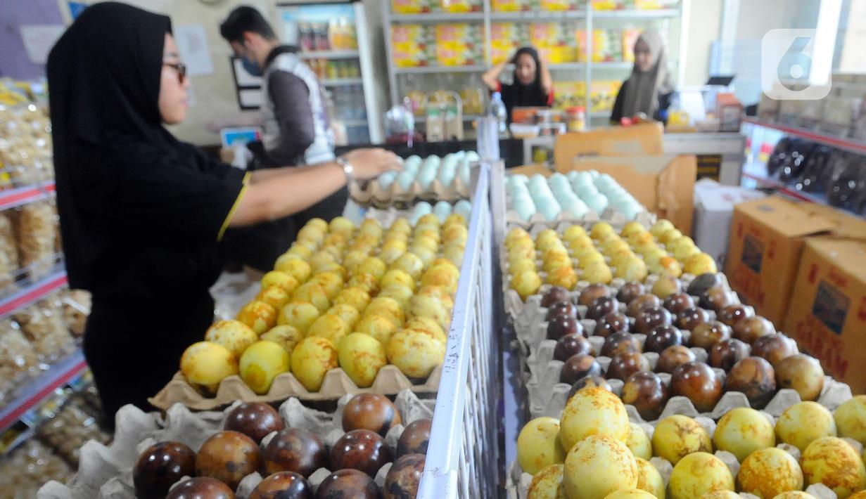 Telur asin dijual di salah satu toko sekaligus produsen telur asin Ridho Jaya di Brebes, Jawa Tengah, Jumat (26/5/2023). Seiring intensitas penggunaan Tol Trans Jawa yang semakin tinggi, produksi telur asin saat ini meningkat hingga 50 ribu butir per bulan. (merdeka.com/Arie Basuki)