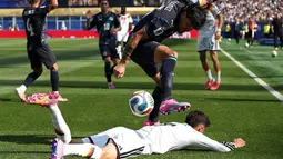 Pemain Jerman Kai Havertz terjatuh saat berebut bola dengan pemain Paraguay Gustavo Gomez selama pertandingan sepak bola babak 32 besar Piala Dunia 2026 antara Jerman dan Paraguay di Stadion Boston di Foxboroug, AS, Senin (29/06/2026). AFP/ Franck Fife