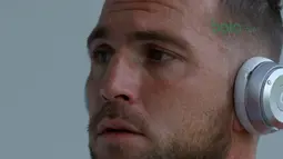 Marko Simic menenangkan diri dengan mendengar musik sebelum latihan jelang melawan Tampines Rovers Piala AFC 2018 di Lapangan ABC, Senayan, Jakarta (27/2/2018). Marko Simic menjadi menjadi salah satu andalan Persija musim 2018. (Bola.com/Nick Hanoatubun)