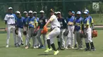 Atlet Baseball dari tim Softbank Hawks, Shuhei Fukuda memberikan contoh melempar saat Asia Baseball Clinic di Lapangan Baseball GBK, Jakarta, Rabu (19/12). Program ini untuk meningkatkan skill atlet Baseball di Indonesia. (Liputan6.com/Helmi Fithriansyah)