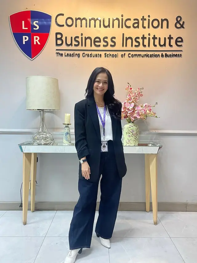 Potret Ersa Mayori Kuliah S2 di Usia 42 Tahun, Tampil dengan Gaya Fashionable