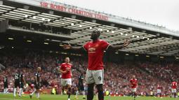 Gaya pemain Manchester United, Romelu Lukaku usai mencetak gol kedua celebrates scoring his side's second goal of the saat melawan West Ham pada laga perdana Premier League di Old Trafford,  Manchester (13/8/2017). MU menang 4-0. (AP/Dave Thompson)