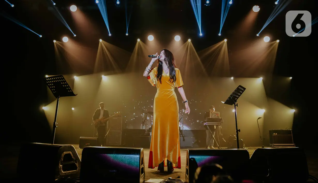 BNI Music Project featuring penyanyi Rebecca Rejiman tampil pada Jakarta International BNI Java Jazz Festival 2020 di Jakarta, Minggu (1/3/2020). BNI Music Project menampilkan kolaborasi dengan penyanyi Rizky Febian, Ardhito Pramono, Cantika, Rebecca dan Nima Ilayla. (Liputan6.com/Faizal Fanani)