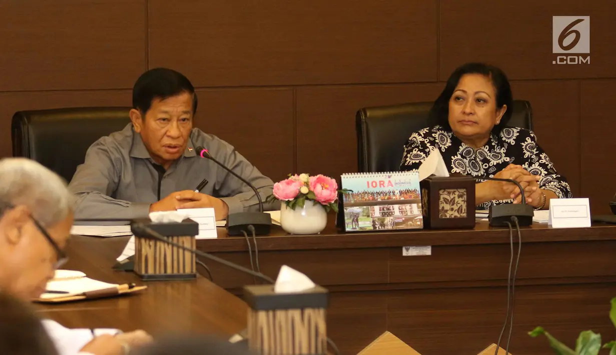 Anggota Wantimpres Agum Gumelar (kiri) bersama Ketua Wantimpres Sri Adiningsih memberi sambutan saat menerima kunjungan petinggi EMTEK Group di Jakarta, Jumat (18/5). Pertemuan ini silaturahmi dan pengenalan program SCM. (Liputan6.com/Angga Yuniar)