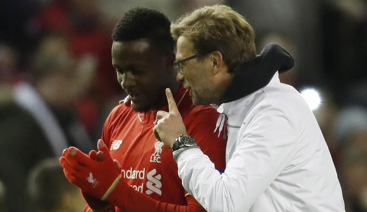 Pelatih Liverpool, Juergen Klopp, berdiskusi santai dengan penyerangnya, Divock Origi, usai menaklukan MU pada laga Liga Europa. Kedekatan dengan pemain menjadi nilai plus bagi pelatih asal Jerman itu. (Reuters/Phil Noble)