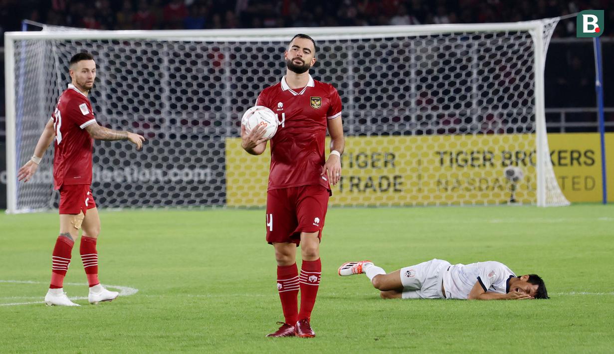 <p>Ekspresi pemain Timnas Indonesia, Jordi Amat (tengah) setelah melanggar pemain Kamboja dalam laga Grup A Piala AFF 2022 di Stadion Utama Gelora Bung Karno, (SUGBK), Jumat (23/12/2022). (Bola.com/M Iqbal Ichsan)</p>