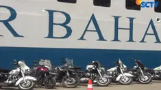 Dalam pemeriksaan, ditemukan 18 motor besar Harley Davidson dan sembilan mobil dan satu diantaranya mobil mewah merek Porsche.