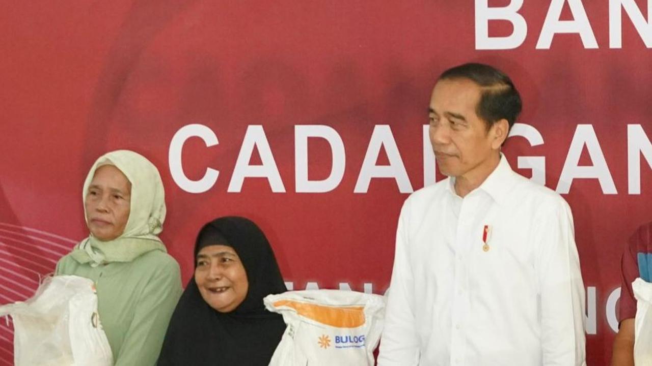 Ternyata Ini Alasan Jokowi Bagi-Bagi Bansos Beras Jelang Pilpres 2024