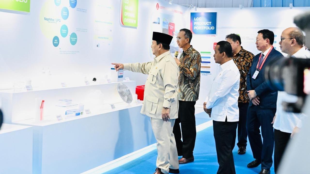 Menteri ESDM Bahlil Lahadalia saat mendampingi Presiden Prabowo Subianto meresmikan pabrik petrokimia Lotte Chemical Indonesia (LCI) di Cilegon