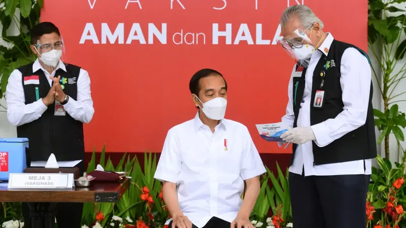 FOTO: Presiden Jokowi Disuntik Vaksin COVID-19 Pertama di Indonesia