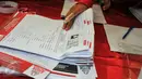 Sejumlah data KTP dukungan warga Jakarta kepada Basuki Tjahaja Purnama di Sekretariat TemanAhok, Jakarta, Minggu (19/6). TemanAhok berhasil mengumpulkan satu juta KTP dukungan bagi pencalonan Ahok dalam Pilgub Jakarta 2017. (Liputan6.com/Yoppy Renato)